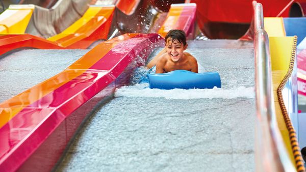 Rutschenuniversum Galaxy Schwarzwald Kind auf der Wasserrutsche Galaxy Racer