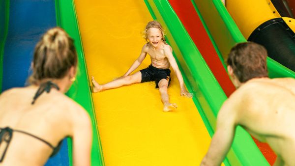 Spaß für die ganze Familie im Galaxy Schwarzwald Kinder auf den Wasserrutschen im Galaxy Schwarzwald