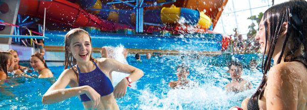 Plusieurs personnes s'amusent dans la piscine à vagues.