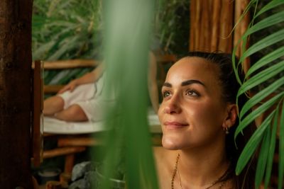 Femme dans un sauna avec des palmiers