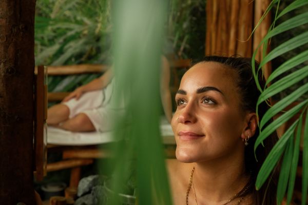 Frau in der Sauna mit Palmen