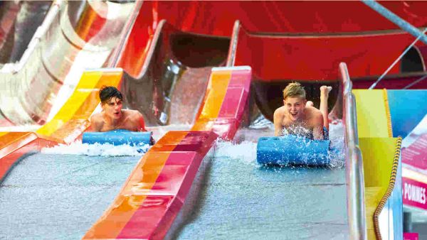 deux garçons sur un toboggan au Galaxy.