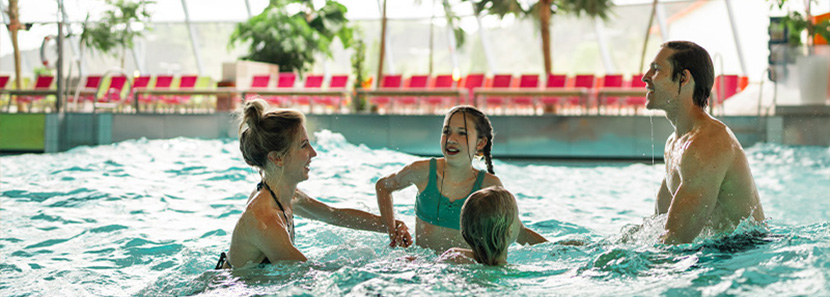 Wellenbad im Galaxy Schwarzwald Familie tobt gemeinsam in großem Pool mit Wellenbad